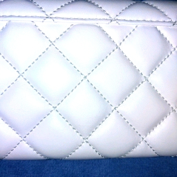 Michael Kors white quilted wallet - Picture 3 of 6